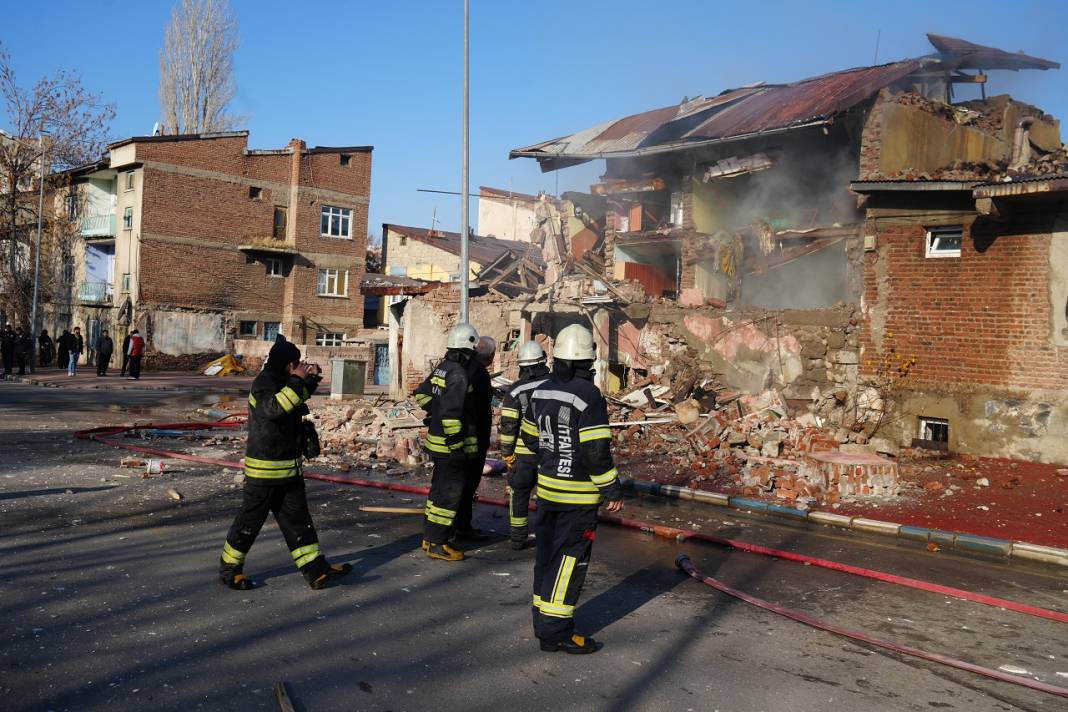 Erzurum'da doğalgaz patladı, ortalık savaş alanına döndü!  2 ev çöktü 8